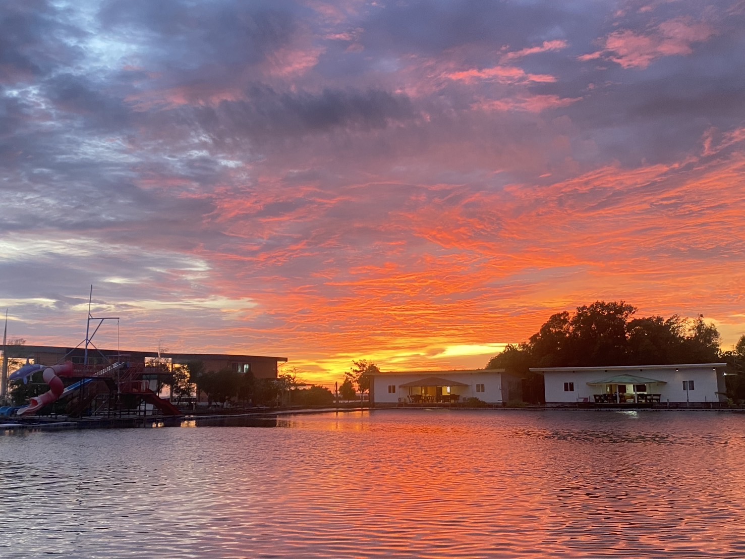 วิวจริงของบ้านพักและผิวน้ำยามพระอาทิตย์ตกที่ Aloha Sunset